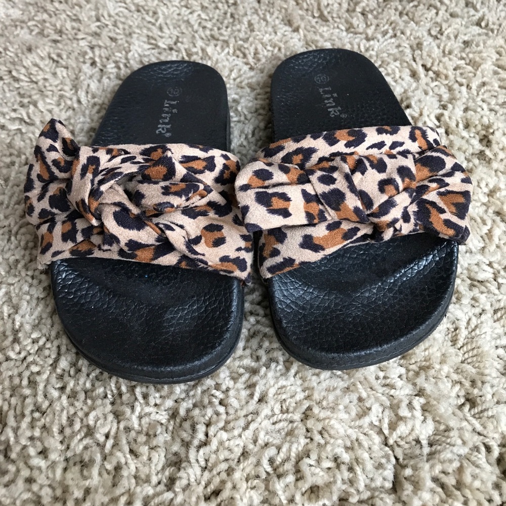 Leopard slide sandals with bow.